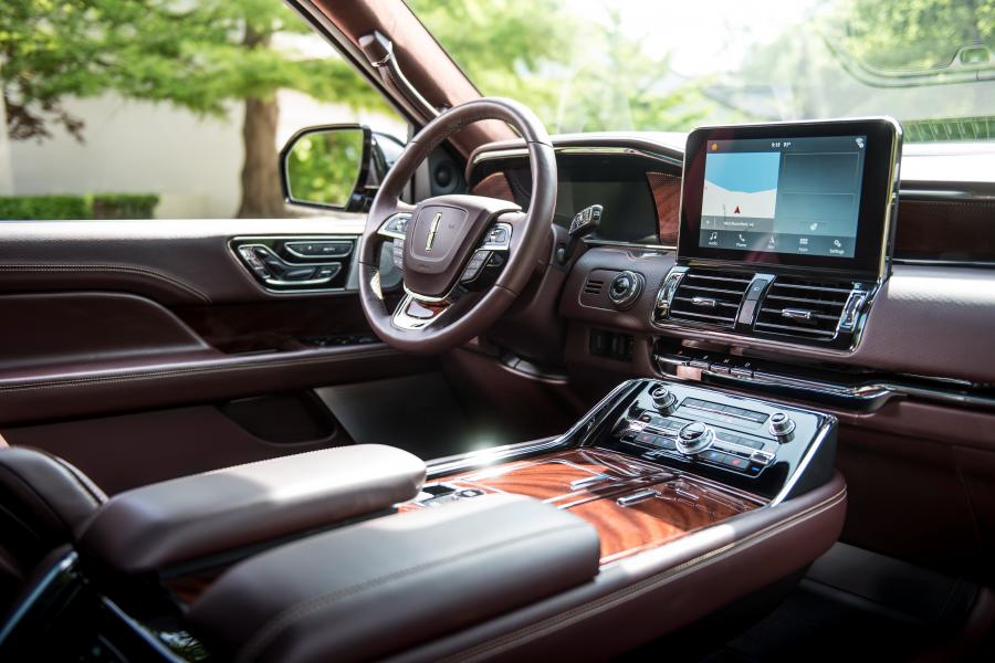 Интерьер Lincoln Navigator L Black Label 2017 года  (фото 2 из 27)